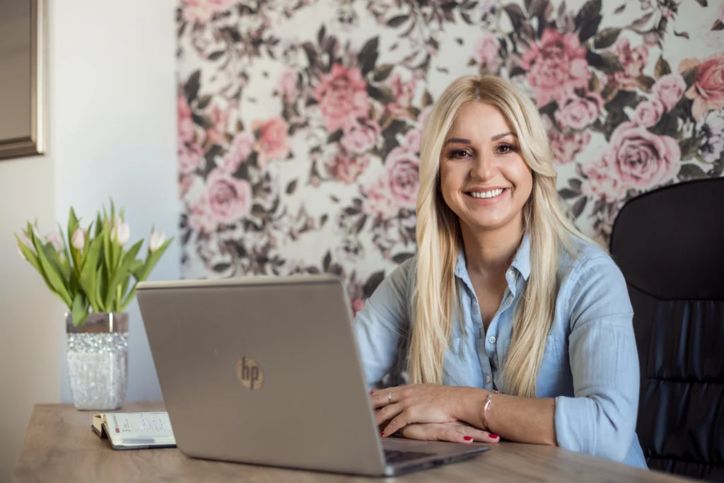 kobieta przy komputerze